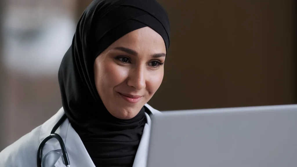 طبيبة أثناء إحدى الاستشارات الطبية عبر الإنترنت