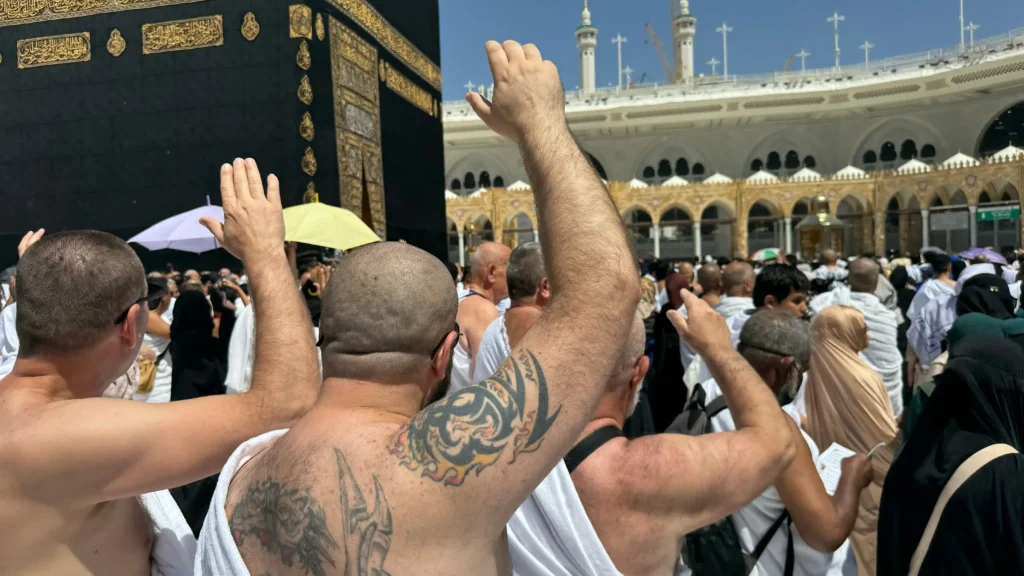 جمع من الحجاج يطوفون حول الكعبة ضمن شعائر الحج